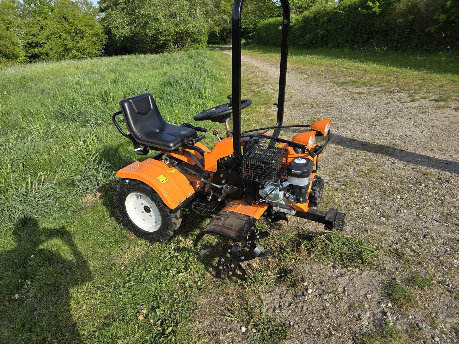 Mini traktor knækstyret med fræser