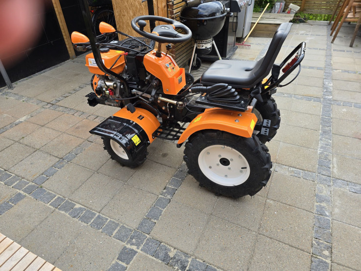 Mini traktor knækstyret med fræser